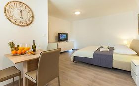 Apartments & Room Rollex